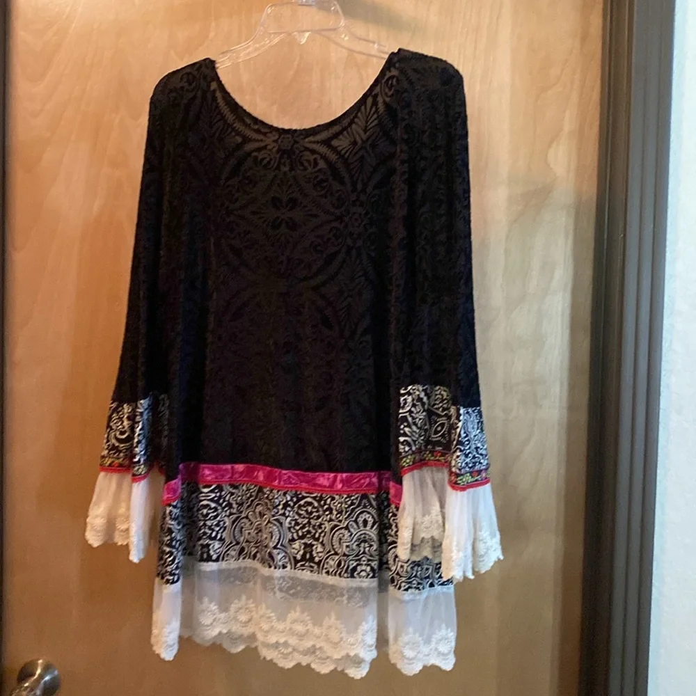 Ivy Jane Black Graphic Embellished Blouse - Picture 6 of 8